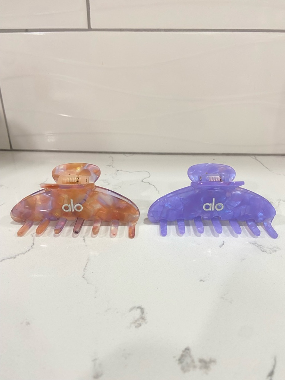 NWOT Alo 90’s Hair Claw Clips Bundle of 2 - Picture 2 of 4